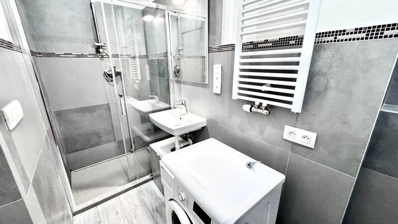 1+1/42m2/balkon/Plzeňská/Praha 5/Smíchov/zařízen komplet