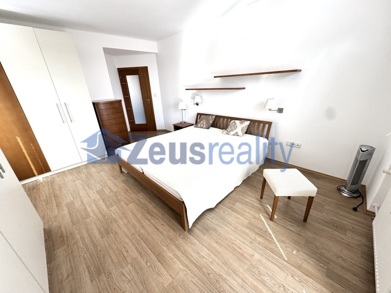 2+KK/balkon/64m2//Praha 3 /Žižkov/Spojovací/zařízen/samostatné pokoje/