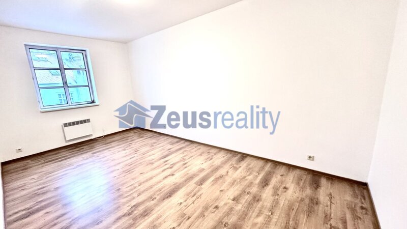 2+KK/40m2/společný balkon/ Praha1/Staré Město/U milosrdných/částečně zařízen