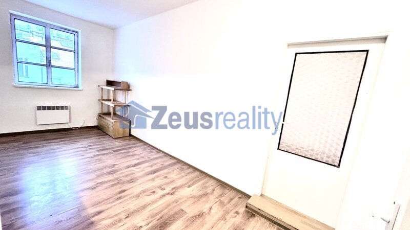 2+KK/40m2/společný balkon/ Praha1/Staré Město/U milosrdných/částečně zařízen