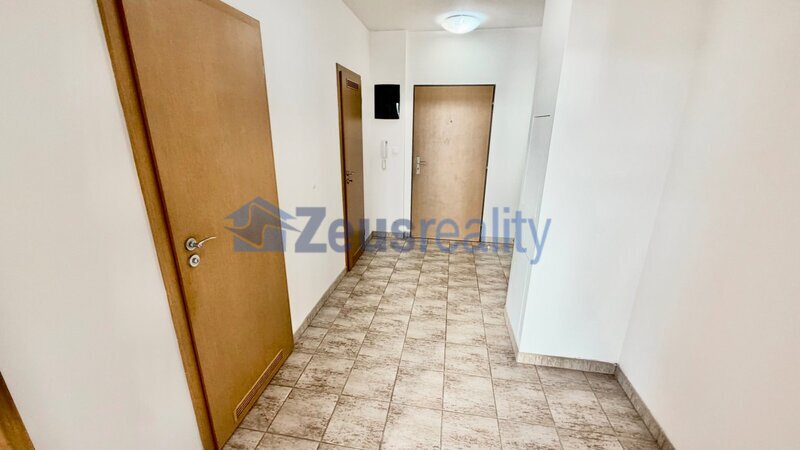 1+kk/balkon/45m2/Praha 5/Stodůlky/Melodická/zařízen částečně/u metra/garážové