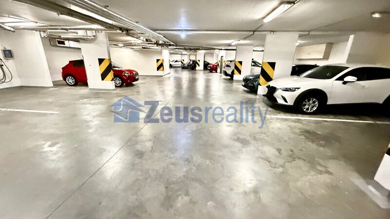 1+kk/balkon/45m2/Praha 5/Stodůlky/Melodická/zařízen částečně/u metra/garážové