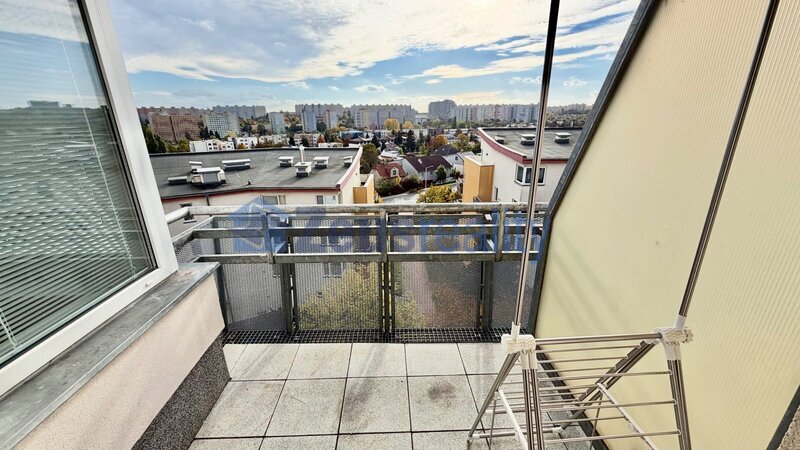 1+kk/balkon/45m2/Praha 5/Stodůlky/Melodická/zařízen částečně/u metra/garážové