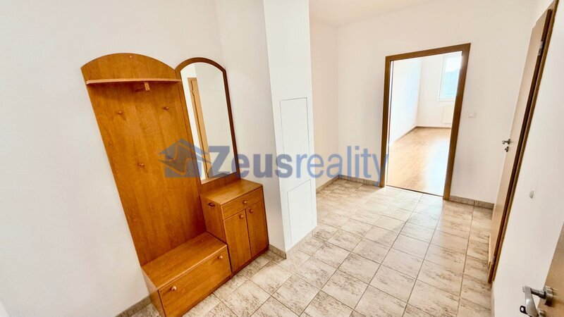 1+kk/balkon/45m2/Praha 5/Stodůlky/Melodická/zařízen částečně/u metra/garážové