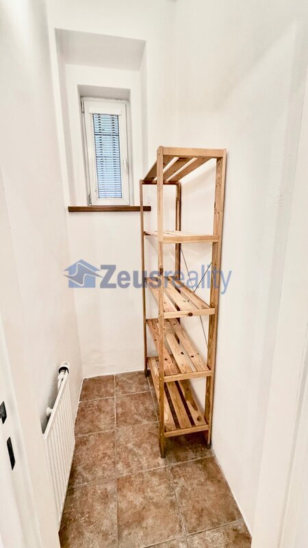 Kancelář/48m2/Praha 9/Vysočany/Mlékárenská/po rekonstrukci/u metra/částečně zařízeno/