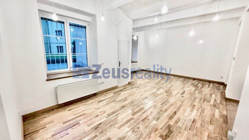 Kancelář/48m2/Praha 9/Vysočany/Mlékárenská/po rekonstrukci/u metra/částečně zařízeno/