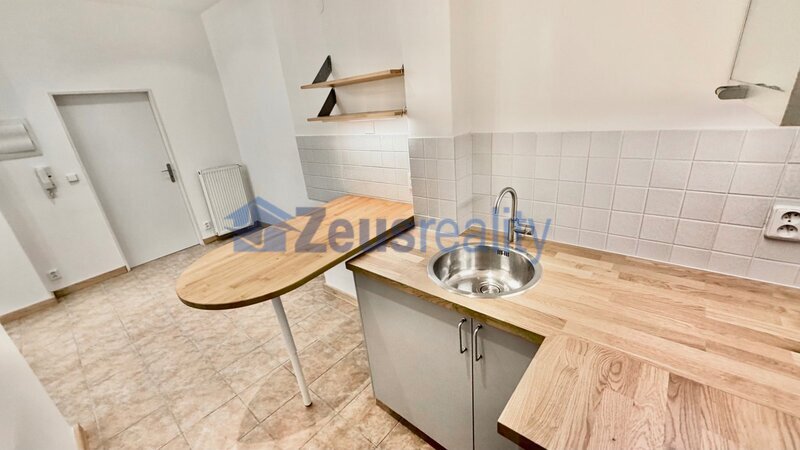Kancelář/48m2/Praha 9/Vysočany/Mlékárenská/po rekonstrukci/u metra/částečně zařízeno/