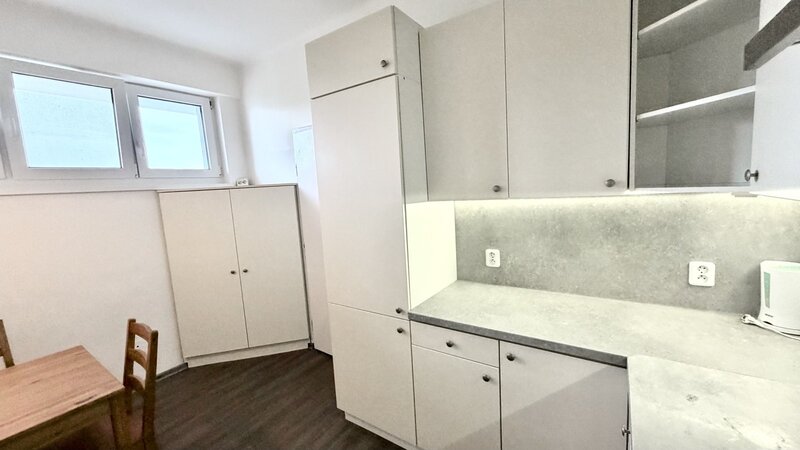 2+KK/42m2/Praha 7/Holešovice/Osadní/po rekonstrukci/zařízen částečně/