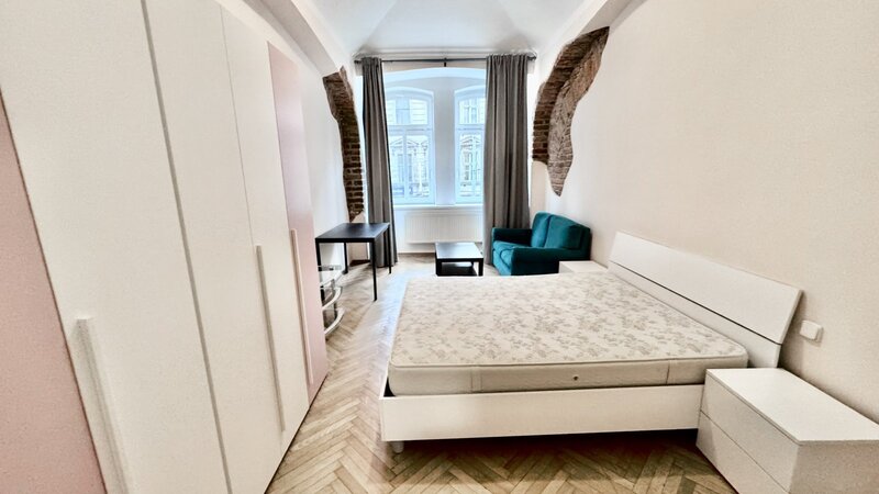 2+KK/32m2/balkon/Praha 5/ Smíchov/Plzeňská/zařízen/U METRA stanice Anděl/po rekonstrukci/