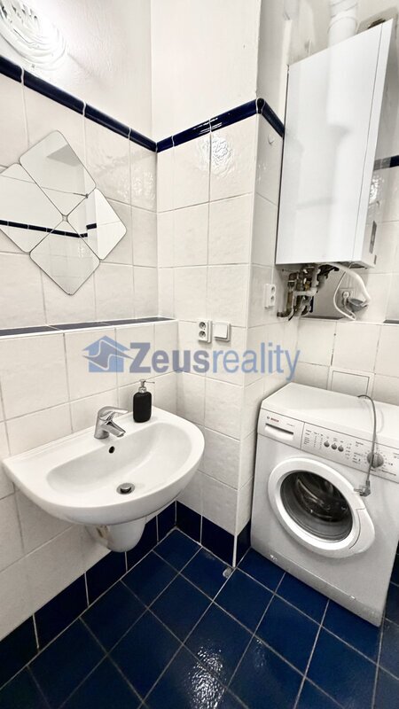 1+1/balkon/47m2/Praha 5/ Smíchov/Holečkova/po rekonstrukci/částečně vybaven
