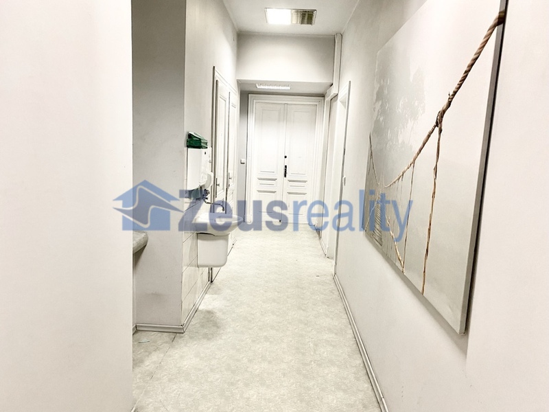 Kanceláře/1místnosti/27,40m2/Kaprova/Praha 1/Staré město/nezařízeno