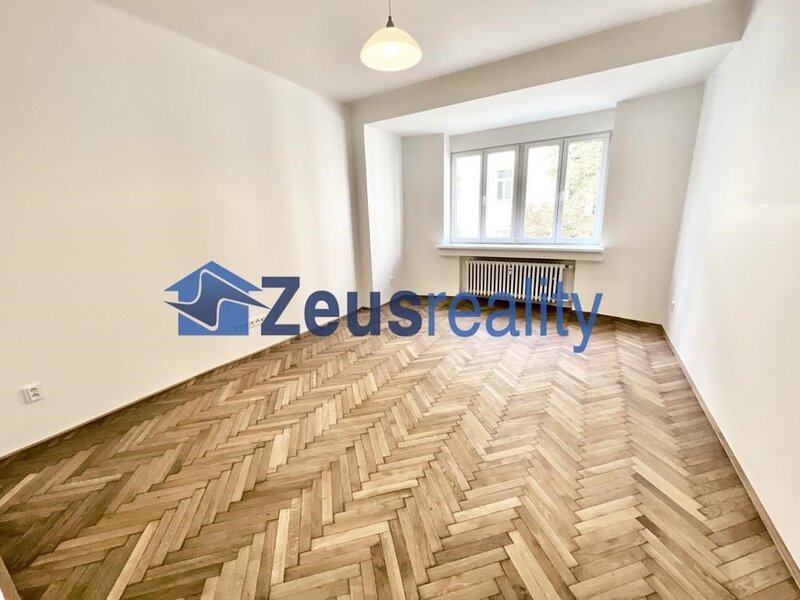 3+1/2xkomora + 100m2 terasa 40m2/Vinohradská/Praha 3/Vinohrady/částečně zařízen/po rekonstrukci