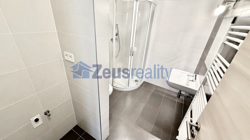 1+1/46m2/balkon/sklep/garážové stání/Říčany/Na výšině/částěčně vybaven/novostavba