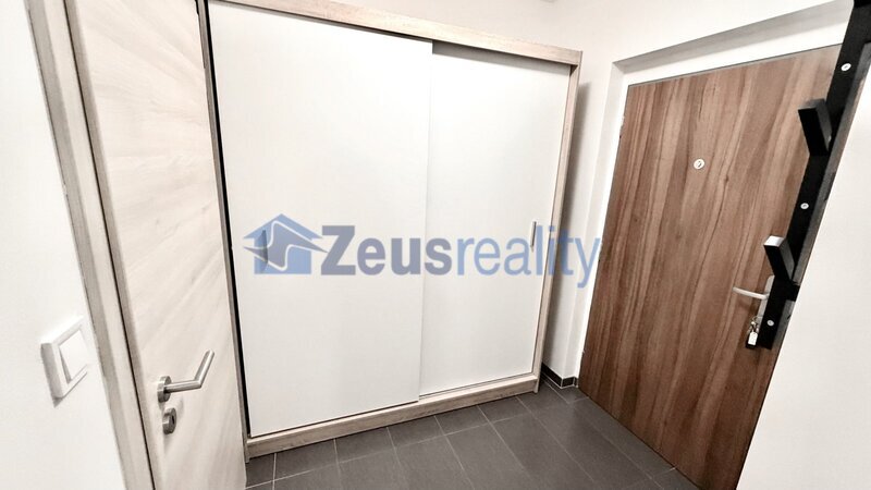 1+1/46m2/balkon/sklep/garážové stání/Říčany/Na výšině/částěčně vybaven/novostavba