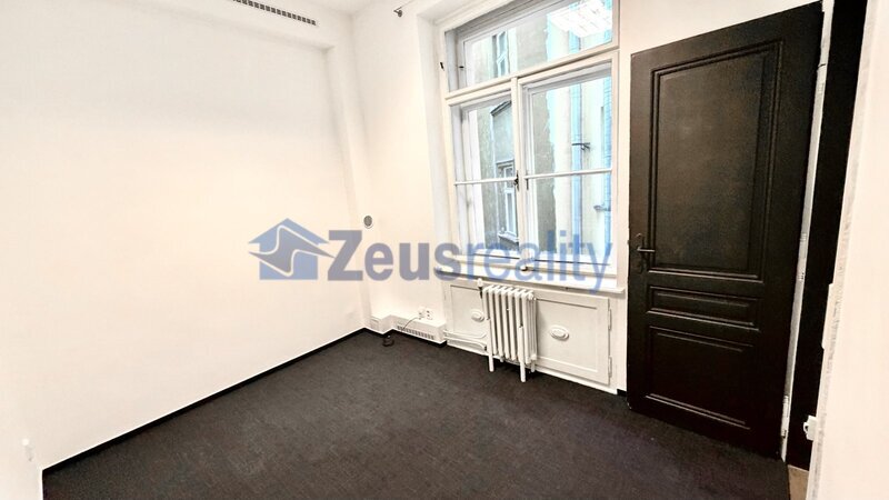 Kancelář/balkon/10m2/Praha 1/Kaprova/Staré město/nezařízeno