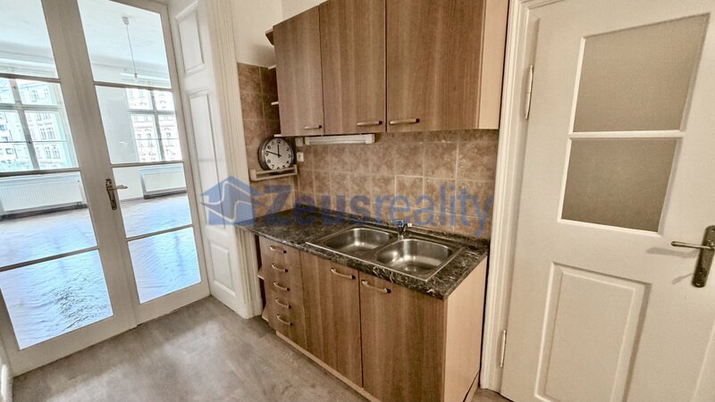 2+KK/70m2/Školská/Nové město/Praha 1/po rekonstrukci/zařízen /