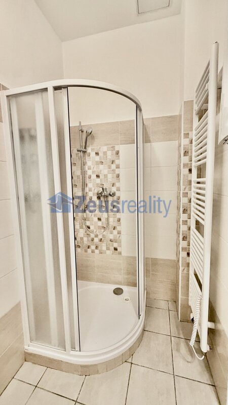 2+KK/70m2/Školská/Nové město/Praha 1/po rekonstrukci/zařízen /