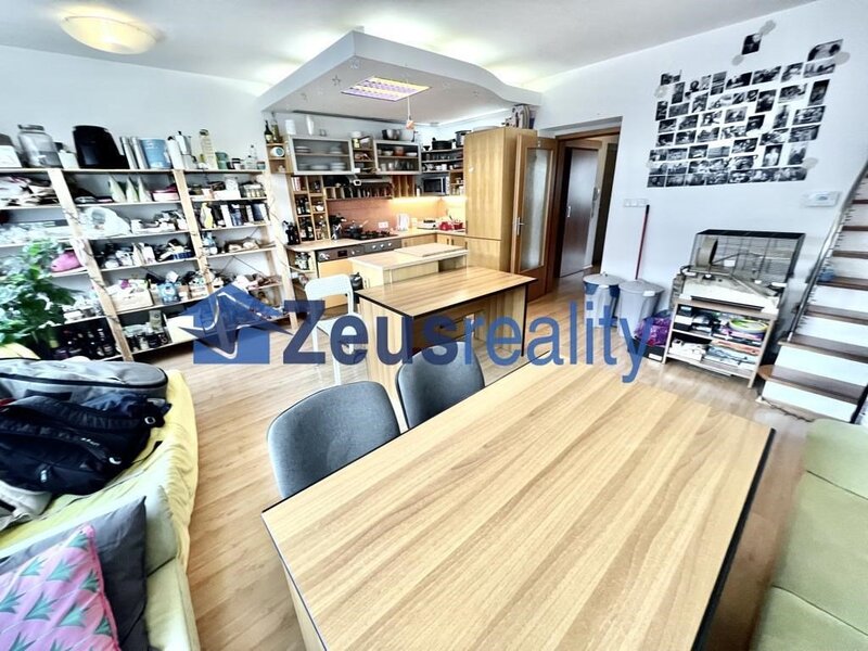 3+1/terasa/122m2/Pakrác/Hvězdova/P-4/částečně zařízen/mezonetový byt/