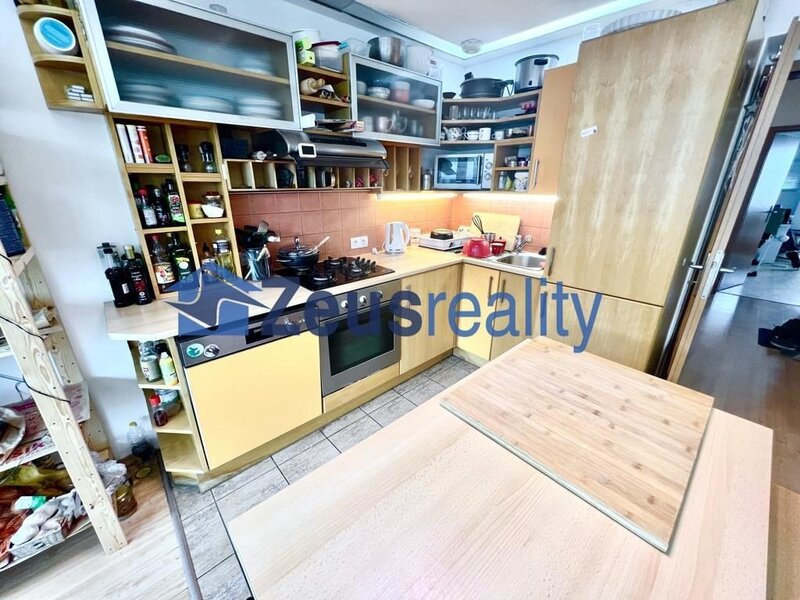 3+1/terasa/122m2/Pakrác/Hvězdova/P-4/částečně zařízen/mezonetový byt/