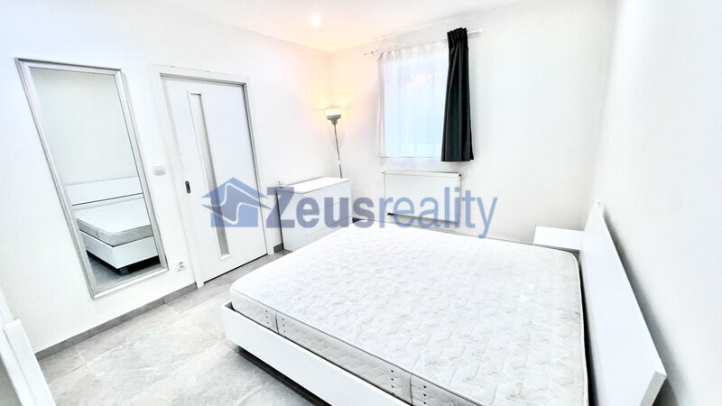 2+1/40m2/terasa/Praha 5/ Smíchov/Plzeňská/zařízen/U METRA stanice Anděl/po rekonstrukci/zařízen