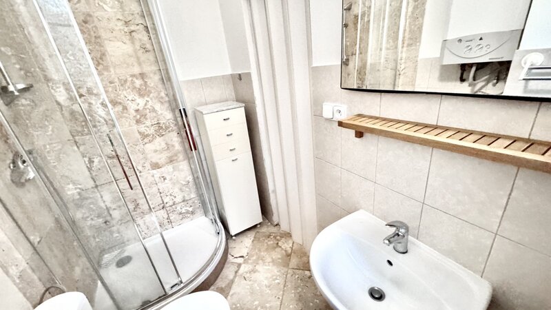 1+1/32m2/balkon/Praha 5/ Smíchov/Plzeňská/zařízen/U METRA stanice Anděl/po rekonstrukci/