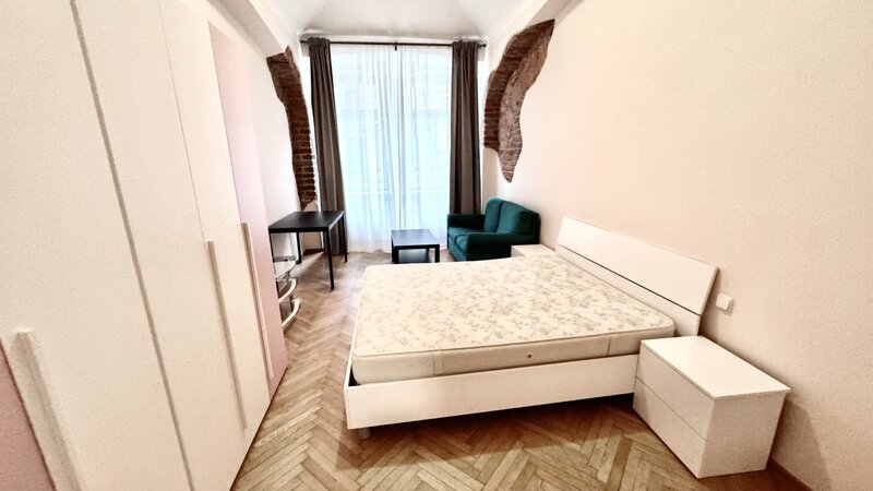 1+1/32m2/balkon/Praha 5/ Smíchov/Plzeňská/zařízen/U METRA stanice Anděl/po rekonstrukci/