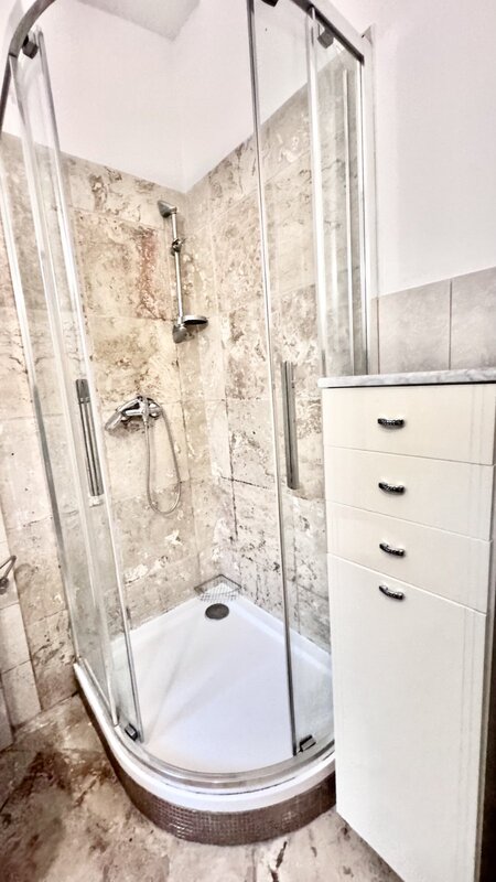 1+1/32m2/balkon/Praha 5/ Smíchov/Plzeňská/zařízen/U METRA stanice Anděl/po rekonstrukci/