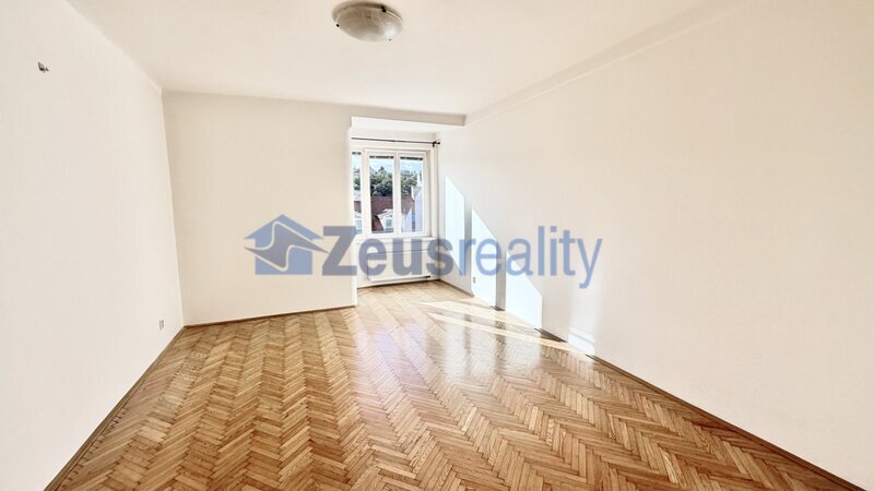2+KK/balkon/47m2/Praha 5/ Smíchov/Holečkova/po rekonstrukci/částečně vybaven