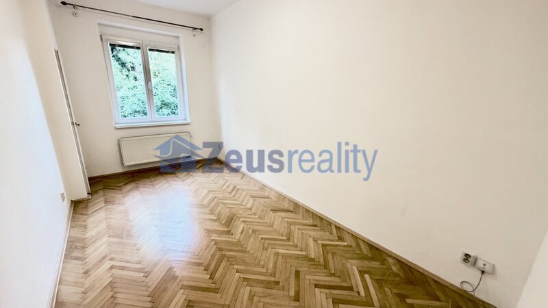 2+KK/balkon/47m2/Praha 5/ Smíchov/Holečkova/po rekonstrukci/částečně vybaven