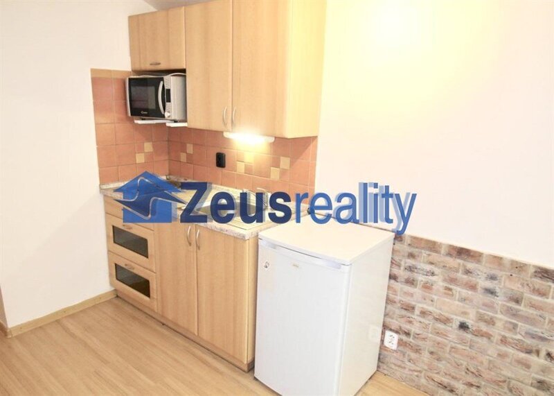 Kancelář/25m2/Praha 2/ Vinohrady/Mánesova/u metra/částečně vybaveno/