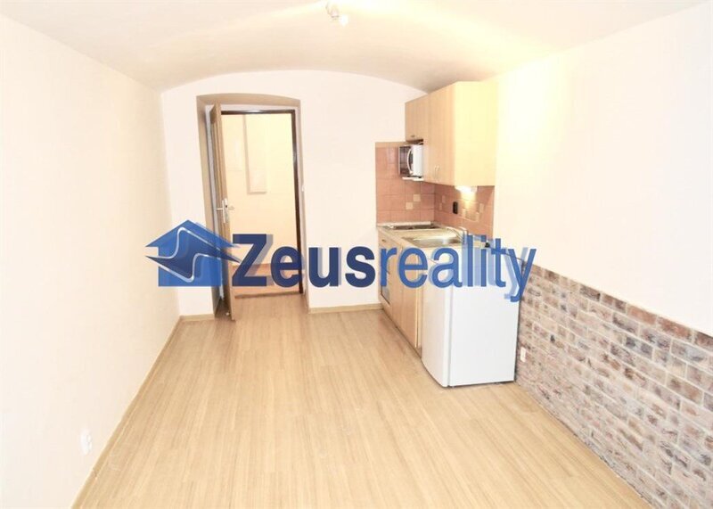 Kancelář/25m2/Praha 2/ Vinohrady/Mánesova/u metra/částečně vybaveno/