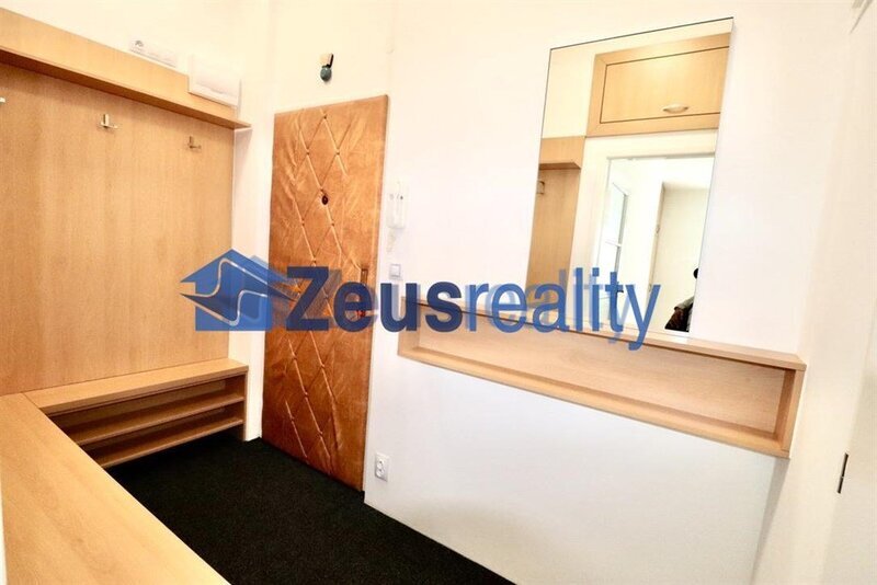 1+KK/ 29m2/balkon/Praha 4/ Pankrác/Hvězdova/ po rekonstrukci/zařízen částečně