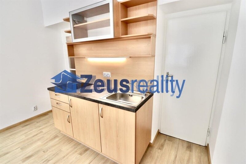 1+KK/ 29m2/balkon/Praha 4/ Pankrác/Hvězdova/ po rekonstrukci/zařízen částečně