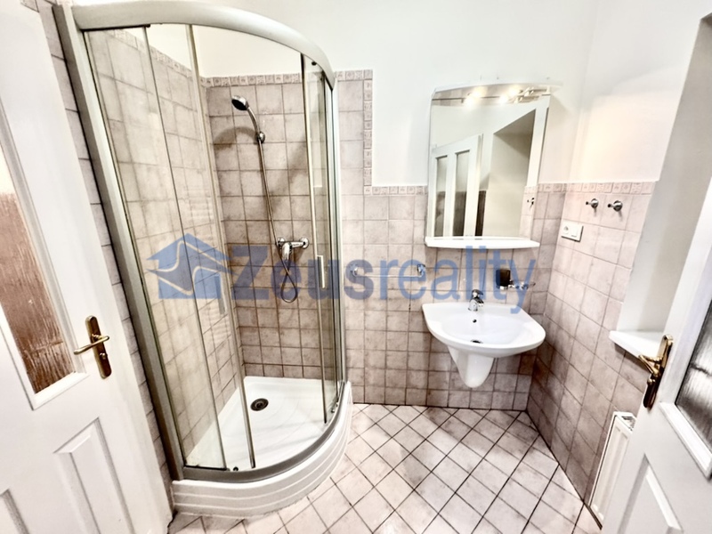 2+KK/50m2/Praha 5/ Smíchov/Plzeňská/zařízen komplet