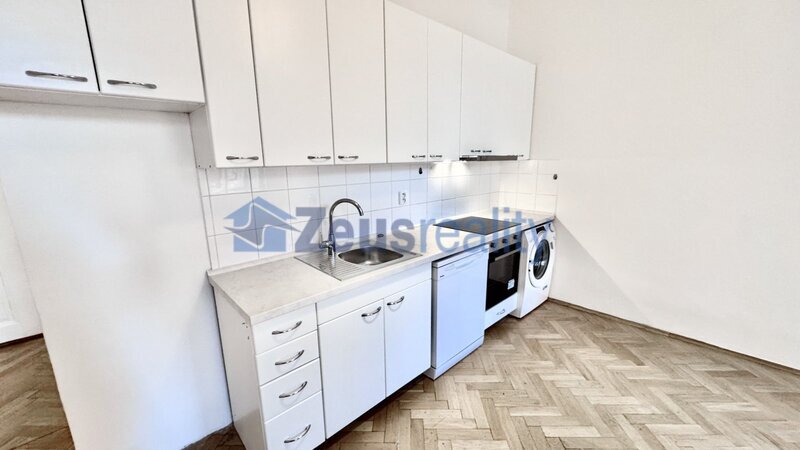 2+1/2xkoupelna/63m2/Budečská/Praha 2/Vinohrady/samostatné pokoje/po rekonstrukci/častečně vybaven/