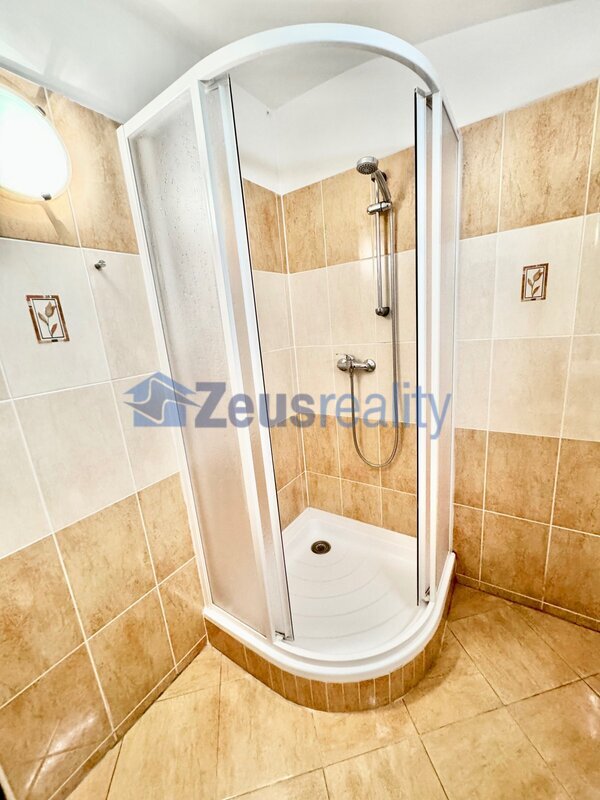 Kancelář/25m2/Praha 2/ Vinohrady/Mánesova/u metra/částečně vybaveno/