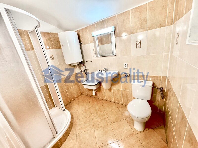 Kancelář/25m2/Praha 2/ Vinohrady/Mánesova/u metra/částečně vybaveno/