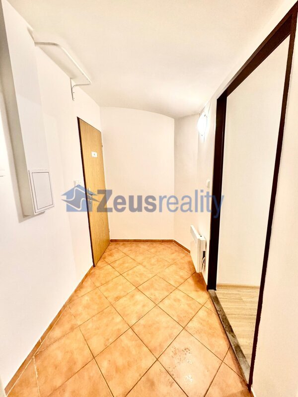 Kancelář/25m2/Praha 2/ Vinohrady/Mánesova/u metra/částečně vybaveno/