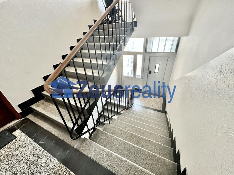 4+KK/terasa/122m2/Pakrác/Hvězdova/P-4/částečně zařízen/mezonetový byt/