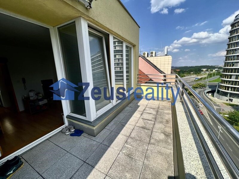 4+KK/terasa/122m2/Pakrác/Hvězdova/P-4/částečně zařízen/mezonetový byt/