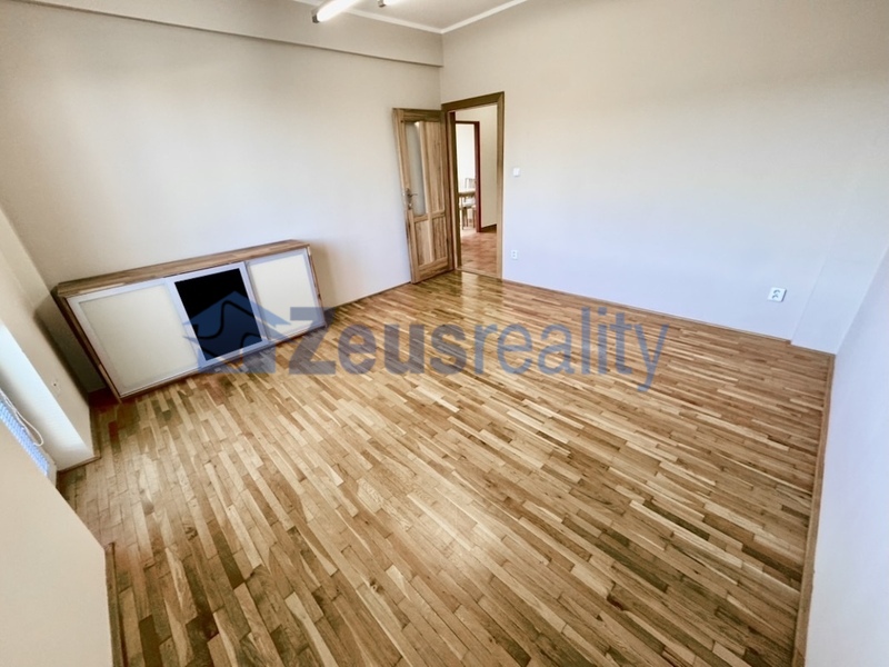 2+1/2xkomora/2xbalkon/65m2/Vršovice/Lvovská/Praha 10/zařízen částečně