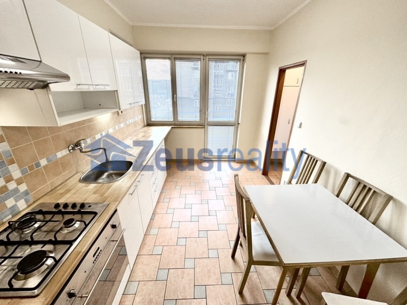 2+1/2xkomora/2xbalkon/65m2/Vršovice/Lvovská/Praha 10/zařízen částečně