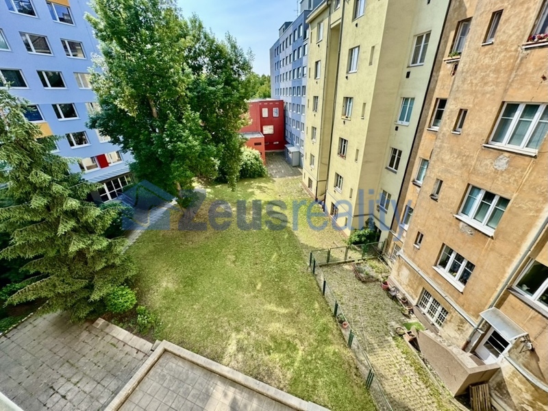 2+1/52m2/sklep/Praha 9/Vysočany/Mlékárenská/po rekonstrukci/u metra/částečně zařízen/