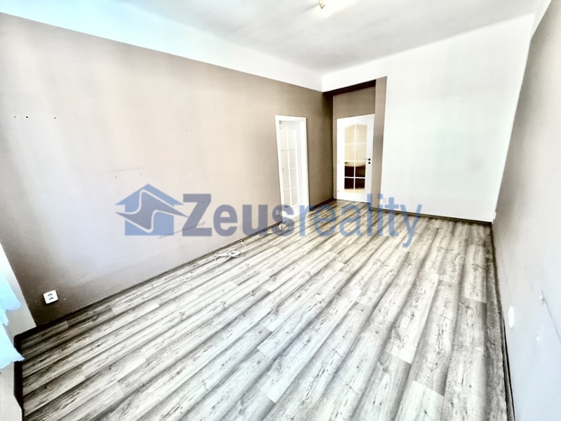 2+1/52m2/sklep/Praha 9/Vysočany/Mlékárenská/po rekonstrukci/u metra/částečně zařízen/