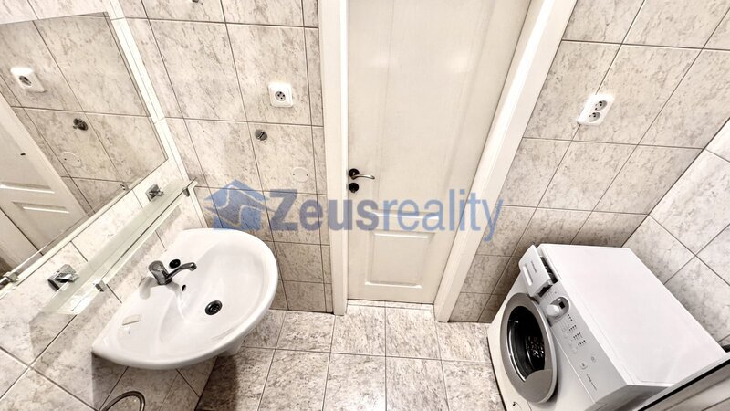 2+1/52m2/sklep/Praha 9/Vysočany/Mlékárenská/po rekonstrukci/u metra/částečně zařízen/