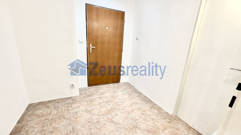 Kancelář/48m2/Praha 9/Vysočany/Mlékárenská/po rekonstrukci/u metra/částečně zařízeno/