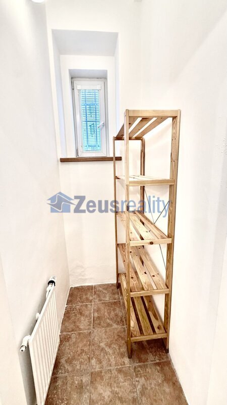 Kancelář/48m2/Praha 9/Vysočany/Mlékárenská/po rekonstrukci/u metra/částečně zařízeno/