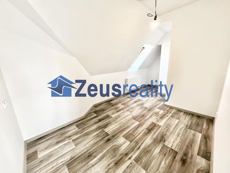 Řadový rodinný dům 7+KK obytná plocha 215m2/terasa 22m2/zahrada 120m2/Střešovice/Spojená/částečně vybaven/samostatné pokoje/garáž
