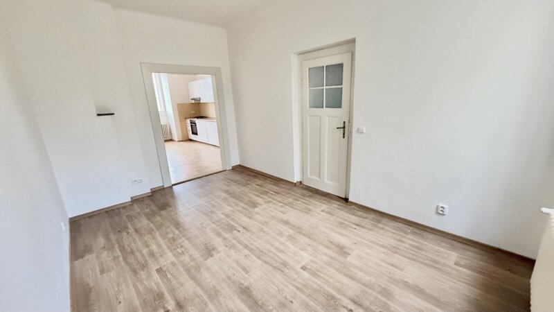 Řadový rodinný dům 7+KK obytná plocha 215m2/terasa 22m2/zahrada 120m2/Střešovice/Spojená/částečně vybaven/samostatné pokoje/garáž