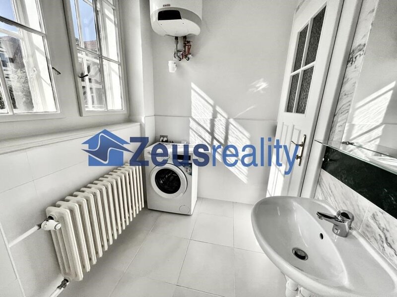 Řadový rodinný dům 7+KK obytná plocha 215m2/terasa 22m2/zahrada 120m2/Střešovice/Spojená/částečně vybaven/samostatné pokoje/garáž